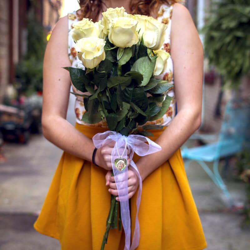 Photo Locket Bridal Bouquet Charm – A Touch of Personalized Elegance.