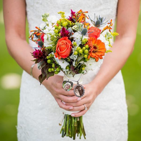 Tips for choosing a sentimental wedding bouquet charm with a memorial photo for the bride