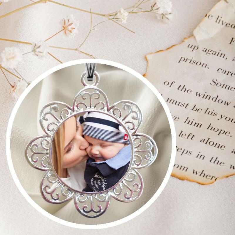 Locket and photo necklace for a perfect personalized gift.