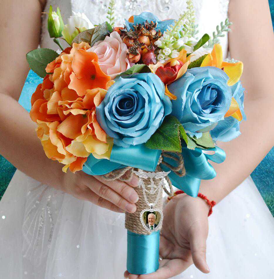 rhinestone brooch and heart with personalised photo on your wedding bouquet
